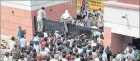  ?? MOHD ZAKIR/HT ?? People climb over the locked gate of the BJP headquarte­rs at Deen Dayal Upadhyay Marg where former Prime Minister Atal Bihari Vajpayee’s mortal remains were kept.