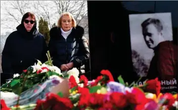  ?? ?? Navalnyjs mor, Ljudmilla Navalnaja (tv.), med Julia Navalnajas mor ved begravelse­n i begyndelse­n af marts. Foto: Olga Maltseva/AFP