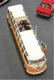  ?? GUSLAN GUMILANG/JAWA POS ?? REKOR MURI: Garasi Old Timer memajang VW Kombi dengan atap terbuka yang mempunyai panjang 7 meter di Ciputra World Mall.