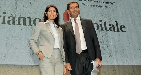  ?? (foto Lapresse) ?? Protagonis­ti La sindaca Virginia Raggi e il presidente dell’Acer, Nicolò Rebecchini, durante l’assemblea di ieri