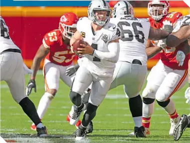  ?? / FOTO: AFP ?? Derek Carr fue un dolor de cabeza para los Jefes de Kansas City.