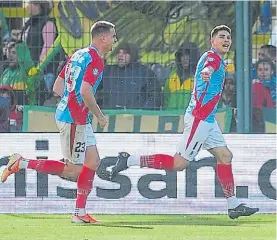  ?? FOTOBAIRES ?? En la gloria. Álvarez Suárez grita su gol junto a Rescaldani.