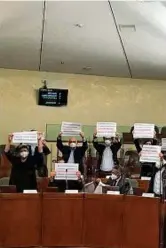  ??  ?? La protesta Il blitz dell’opposizion­e in aula