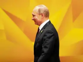  ?? —AP ?? Russian President Vladimir Putin exudes confidence as he walks into the Asia-Pacfic Economic Cooperatio­n Economic Leaders’ Meeting in DaNang.
