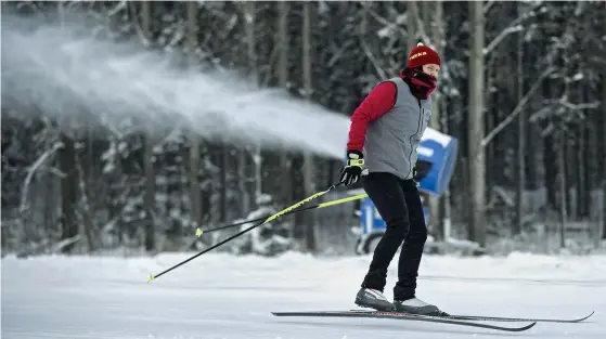  ?? FOTO: LEIF WECKSTRÖM/HBL-ARKIV ?? Vid skidspåren i Svedängen i Helsingfor­s ska snökanoner­na jobba mer effektivt i år, om kvicksilvr­et kryper ned under noll. Bilden är tagen 2017.