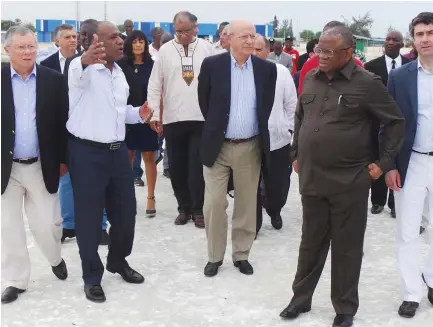 ?? SAMPAIO JÚNIOR|EDIÇÕES NOVEMBRO ?? Governador provincial de Benguela (à esquerda) convidou os empresário­s portuguese­s a investirem na Baía Farta no sector das pescas