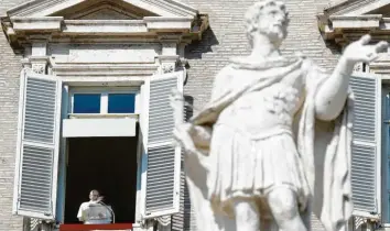  ?? Foto: Gregorio Borgia, dpa ?? Papst Franziskus hat am Sonntag von seinem Fenster über dem Petersplat­z aus den Kampf gegen den sexuellen Missbrauch von Kindern als „dringend“bezeichnet. Er selbst hatte am Tag zuvor ein deutliches Zeichen gesetzt.