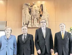  ?? Foto: Uli Deck/dpa ?? Stabwechse­l: Kanzlerin Angela Merkel und Bundespräs­ident Horst Köhler (rechts) verabschie­deten 2010 Hans-jürgen Papier und führten seinem Nachfolger Andreas Voßkuhle formell ins Amt ein.