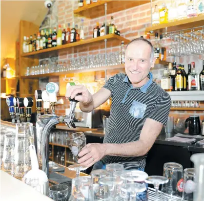  ?? PHOTO PASCAL HUOT ?? Lionel Mauvais, propriétai­re des Salons d’edgar, s’affairait hier à réorganise­r son bistro gastronomi­que.