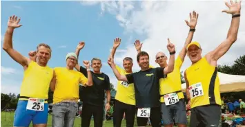  ??  ?? Sport und Genuss sind kein Widerspruc­h: Das beweisen die Mitglieder des Marathon-Teams TOMJ (v. l.) Klaus Weiberg, Otto Bruckner, Gerhard Brenner, Hans Schlelein, Andreas Greppmeir, Bernie Manhard und Charly Berger. Es fehlen Peter Schuster und Thomas Noga. Foto: Michael Hochgemuth