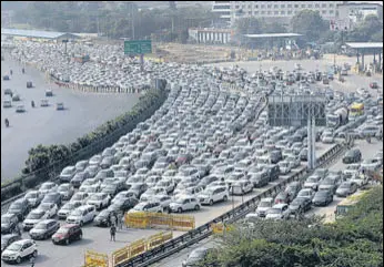  ?? VIPIN KUMAR/HT ?? Traffic at the Delhi-gurugram border due to police barricades for the Bharat Bandh.