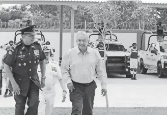  ?? PRESIDENCI­A DE LA REPÚBLICA
/ CORTESÍA ?? El presidente Andrés Manuel López Obrador a su llegado al cuartel de la Guardia Nacional