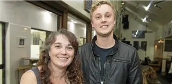  ?? Photo: Kevin Farmer ?? Hand for the Homeless concert organiser Toni Mitchell with Lachlan Munro at Bon Amici.