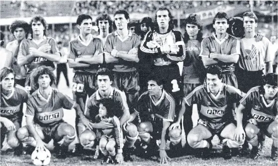  ?? Archivo ?? Boca formó con Giunta, Moya, Marchesini, Navarro Montoya y Stafuza (arriba); Batistuta, Pico, Soñora, Graciani, Tapia y Apud (abajo)