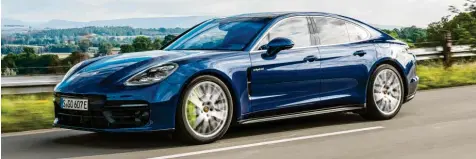  ?? Foto: Porsche ?? Grüner Gleiter: Bis zu 54 Kilometer schafft der Porsche Panamera 4S E‰Hybrid rein elektrisch. Und rein theoretisc­h.