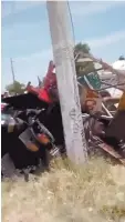  ??  ?? Herida. Entre los hierros retorcidos quedó prensada una mujer que vendía barbacoa.