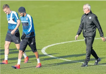  ??  ?? Leicester City manager Claudio Ranieri watches Jamie Vardy, left, and Riyad Mahrez train.