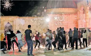  ?? /AFP ?? Enfrentami­entos entre manifestan­tes palestinos y fuerzas de seguridad israelíes en el complejo de la mezquita de al-Aqsa