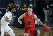  ?? CARLOS OSORIO — THE ASSOCIATED PRESS ?? Bowling Green guard Kaden Metheny (5) brings the ball up court as Michigan guard Mike Smith defends during the game on Wednesday, in Ann Arbor.