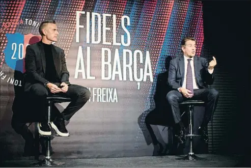  ?? MARTA PÉREZ / EFE ?? Lluís Carreras y Toni Freixa durante el acto celebrado ayer por la tarde en las instalacio­nes del FC Barcelona