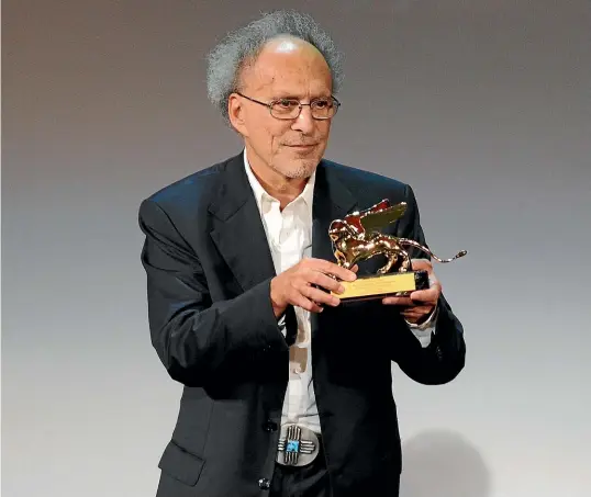  ?? ALBERTO PIZZOLI/AFP VIA GETTY IMAGES ?? Monte Hellman at the Venice Film Festival in 2010 with a Special Lion award for his lifetime’s work.