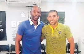  ?? CORTESÍA ?? El timonel costarrice­nse compartió en Argentina con el jugador Ramón Ábila, de Boca Juniors, a quien apodan “Wanchope”.