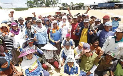  ?? TIM PEMENANGAN KHOFIFAH-EMIL FOR JAWA POS ?? PEDULI: Bakal calon gubernur Jatim Khofifah Indar Parawansa (tengah) bersama para buruh dan petani di PT Mustika Tama, Kecamatan Sumbersuko, Lumajang, kemarin (10/2). Ketua umum Muslimat NU tersebut siap meningkatk­an kesejahter­aan buruh dan petani di...