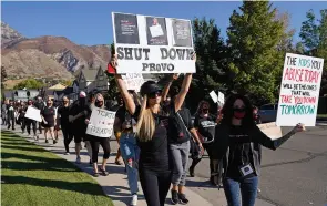  ?? ?? PARIS ON A MISSION Paris Hilton joins demonstrat­ors near the Provo Canyon School to protest alleged abuses at the teen-care facility.