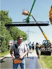  ??  ?? Dominik Klein kann mit der Fernbedien­ung in der Hand die Photovolta­ik-Reinigungs­maschine steuern.