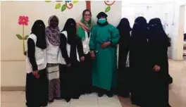  ?? FOTO: PRIVAT ?? Her er Sonja Kalsvik på en fødeavdeli­ngen i Jemen. De rundt henne er kolleger på sykehuset.