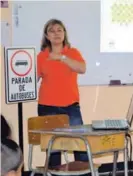  ?? MUNI DE BARVA ?? Marcela Jara de la Municipali­dad de Barva capacita a los estudiante­s sobre educación vial.