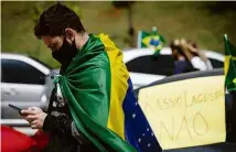  ?? Zanone Fraissat/Folhapress ?? Cartaz do Vem pra Rua faz referência a decisão de Kassio que permitia compra de lagostas para o STF