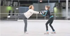  ?? FOTO: FARBFILM ?? Eine spezielle Freundscha­ft entsteht beim Training auf dem Eis: Annebärbel (Ulrike Krumbiegel, links) wird von der jungen Jolina (Maria Rogozina) motiviert – und hilft ihrerseits dem Mädchen.