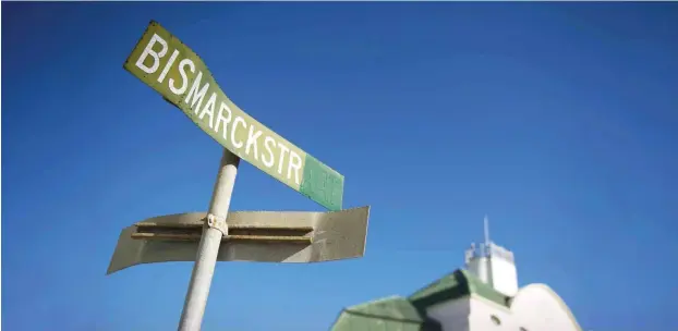  ?? Foto: Imago ?? Das Schild Bismarckst­rasse am ehemaligen Bahnhof aus der deutschen Kolonialze­it in Luederitz, Namibia