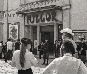  ??  ?? Yesterday &amp; Today. 1. Detail of one of large windows in the Fulgor Cinema hall in Rimini after the renovation dated 2018. 2. Fulgor Cinema as it was in 1935 rebuilt in the Cinecittà studios for Amarcord. Note the fake poster announcing the movie La valle dell’amore. 3. The facade as it appears today.