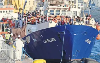  ??  ?? El barco de la ONG Lifeline, con unos 230 migrantes a bordo, llegó ayer al puerto de La Valeta, en Malta, después de permanecer seis días en el mar ante la negativa de Italia y Malta para recibirlos.