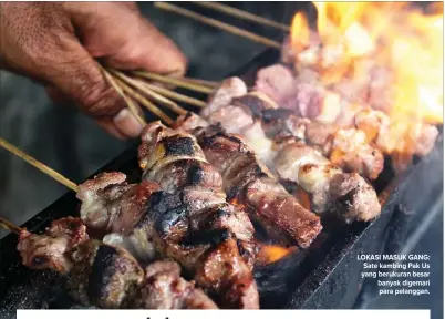  ??  ?? LOKASI MASUK GANG: Sate kambing Pak Us yang berukuran besar banyak digemari para pelanggan.