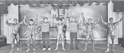  ??  ?? MENANG: Pemenang ari kategori Men’s Bodybuildi­ng (70 kg ke atas) begambar enggau komiti sepengudah pemutus dipadah.
