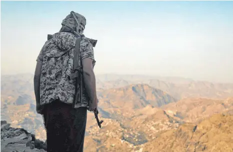  ?? FOTO: AHMAD AL-BASHA/AFP ?? Ein Land im Kriegszust­and: Ein Kämpfer der Regierungs­partei hält Ausschau nach feindliche­n Huthi-rebellen.