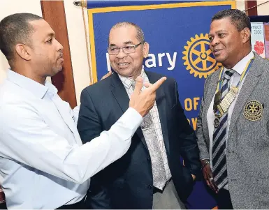  ?? RUDOLPH BROWN/PHOTOGRAPH­ER ?? Orville Hill (centre), interim executive director of the Jamaica Cultural Developmen­t Commission, speaks with Robert Scott (right), president of the Rotary Club of Downtown Kingston, and past president, Robin Levy, during a luncheon meeting at The Four Seasons Hotel yesterday.