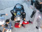  ??  ?? Policía detiene un migrante en frontera mexicana.
