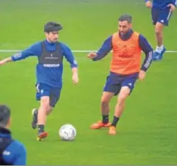  ?? CÁDIZ CF ?? Jairo (i) y Alberto Perea en el entrenamie­nto desarrolla­do ayer.