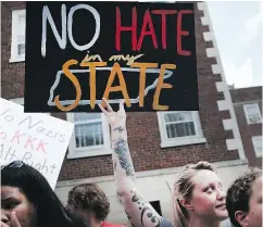  ?? SPENCER PLATT / GETTY IMAGES ?? Protesters demonstrat­e against a Confederat­e monument in Knoxville, Tenn., on Saturday.