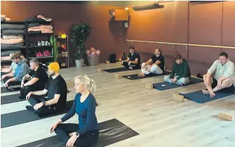  ?? ?? ROE NED: Årets kull i prosjektet «Menn i helse» var denne uken på yoga for å laere å lytte til egen kropp.