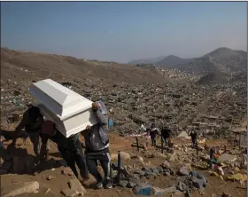  ?? (AP/Rodrigo Abd) ?? Relatives carry the coffin of a loved one Monday on the outskirts of Lima, Peru, during a burial in the section of the Nueva Esperanza cemetery reserved for covid-19 cases.
