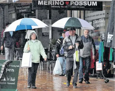  ?? PHOTO: CHRISTINE O’CONNOR ?? Key retail market component . . . Cruise ship passengers shop in the Octagon.