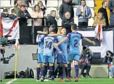  ??  ?? ALEGRÍA ROJIBLANCA. El Girona logró una victoria crucial para el futuro en Vallecas ante el Rayo.