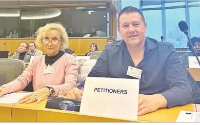  ?? ?? La portuense Pilar Martínez, junto a Ricardo Bravo, durante su intervenci­ón en la comisión del Parlamento Europeo.