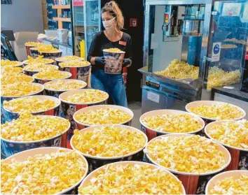 ?? Foto: Matthias Riedlberge­r ?? Popcorn-Lieferung: Die Maschinen laufen auch während der Corona-Krise im Königsbrun­ner Cineplex.