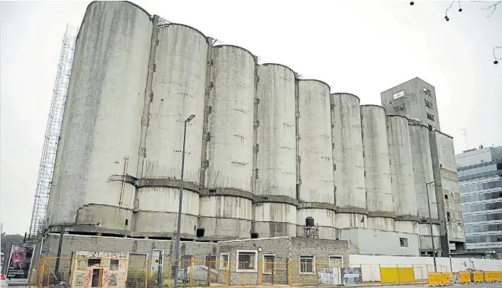  ?? JORGE SÁNCHEZ ?? A la espera. Los silos pertenecie­ron a la Junta Nacional de Granos. Hay confianza en que se destrabe el litigio hacia fines de este año.